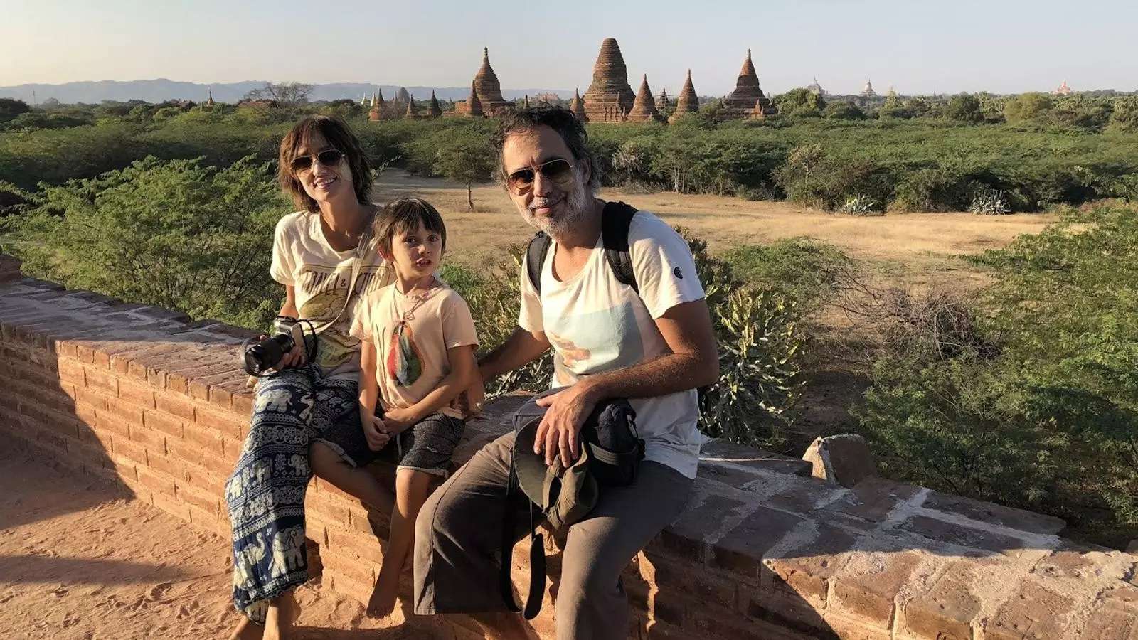 La Sandra, l'Albert i el Raül a Bagan, a Myanmar