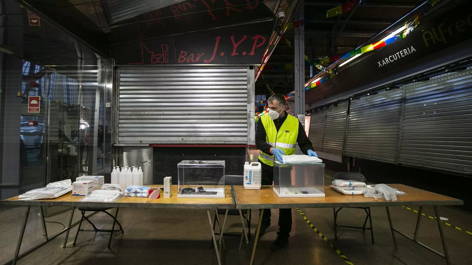 Llegada de material electoral al Mercado del Muñeco de cara a las elecciones del 14F