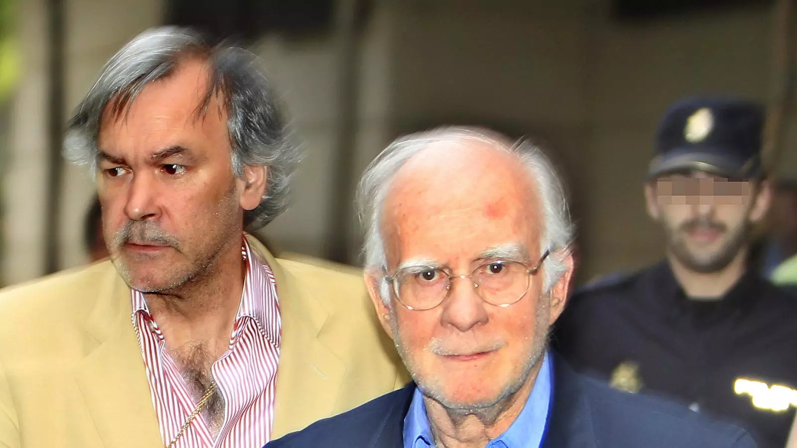El fins ara president de la SGAE, Teddy Bautista, i el director financer de la institució, Ricardo Azcoaga, sortint de l'Audiència Nacional després de ser posats en llibertat amb càrrecs.