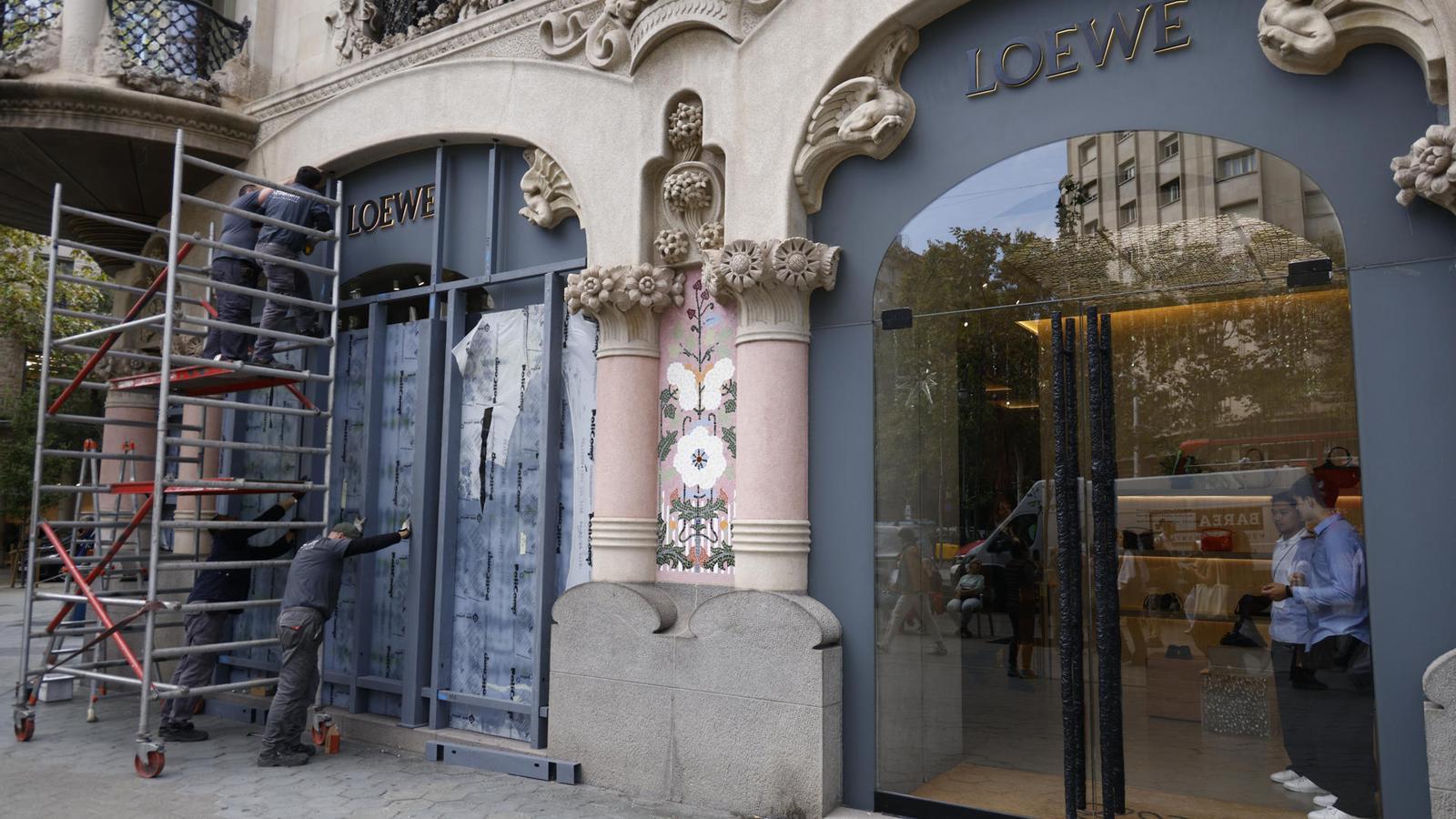 Workers installing metal sheets at the Loewe store on Passeig de Gràcia.