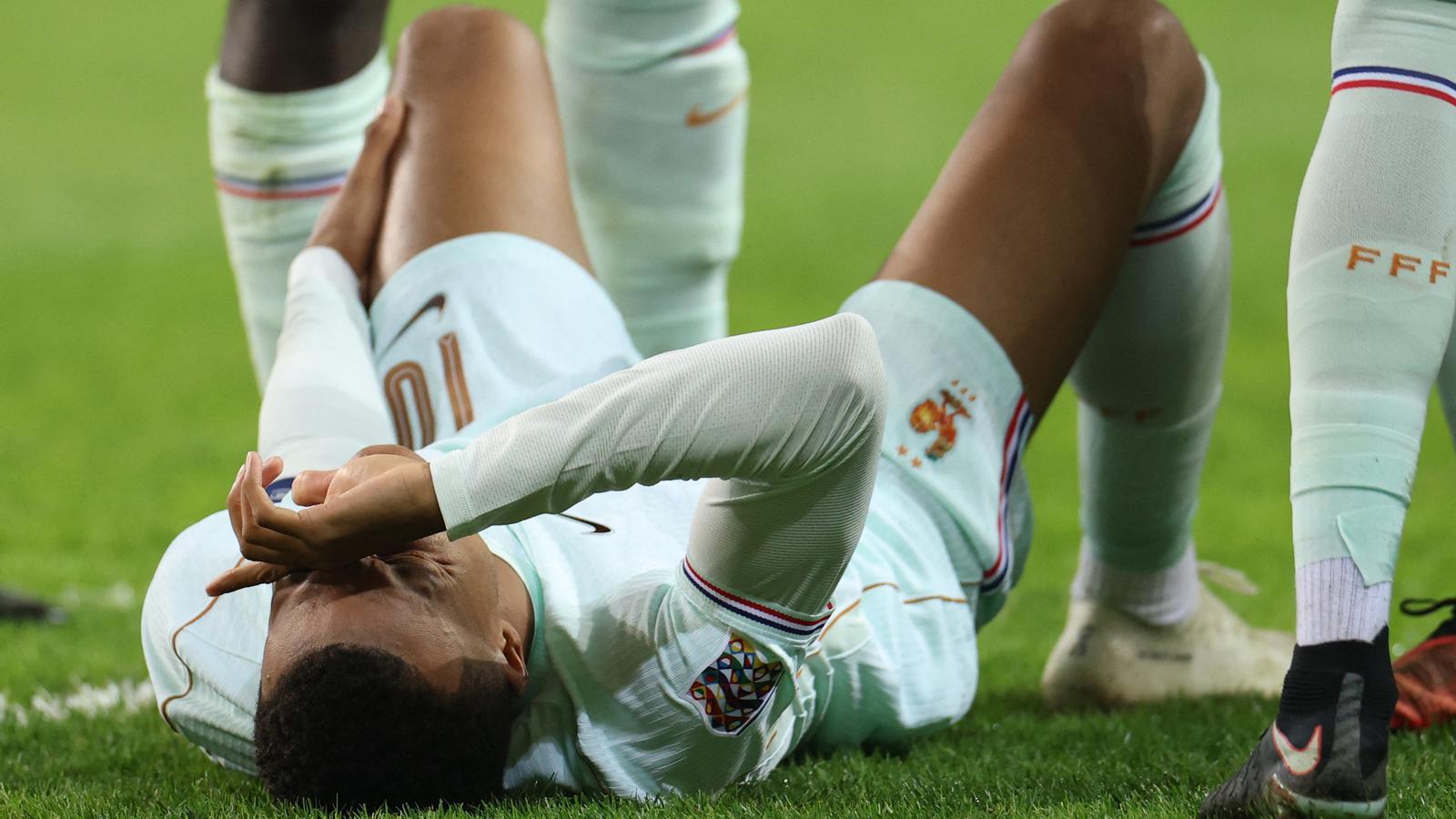 Kylian Mbappé lesionado en el partido entre Francia y Turquía