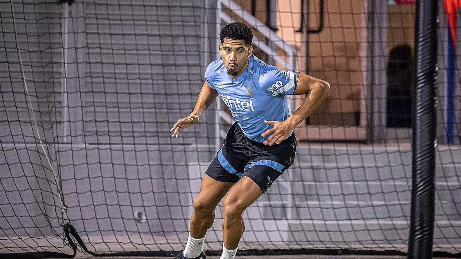 Ronald Araujo entrenant-se a Qatar amb la selecció uruguaiana.