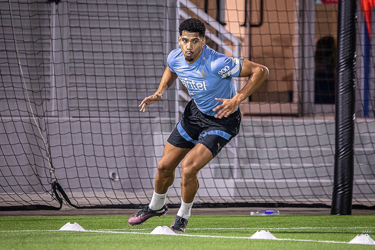 Ronald Araujo entrenant-se a Qatar amb la selecció uruguaiana.