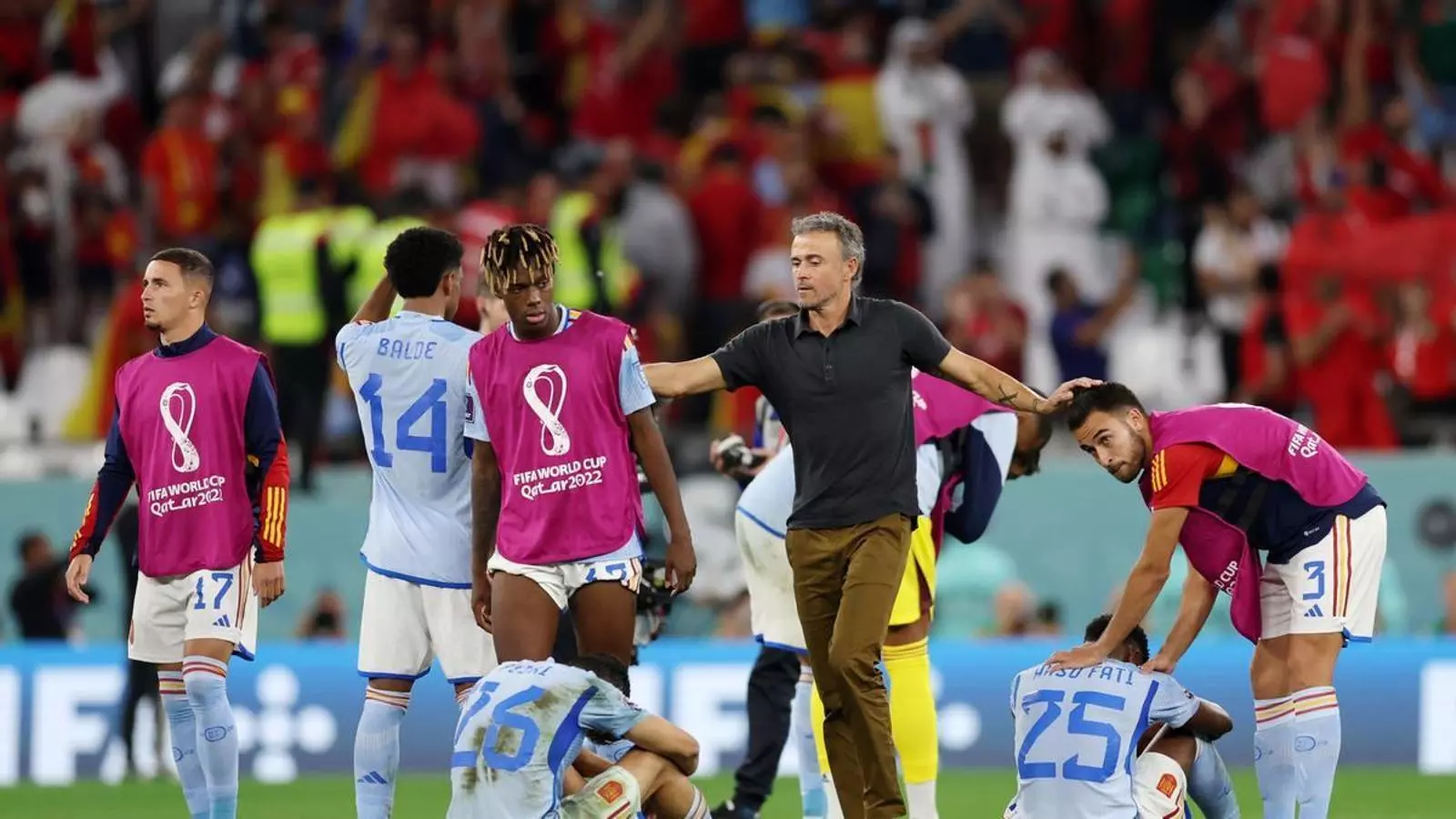 Luis Enrique, consolant els jugadors d'Espanya després de l'eliminació a mans del Marroc