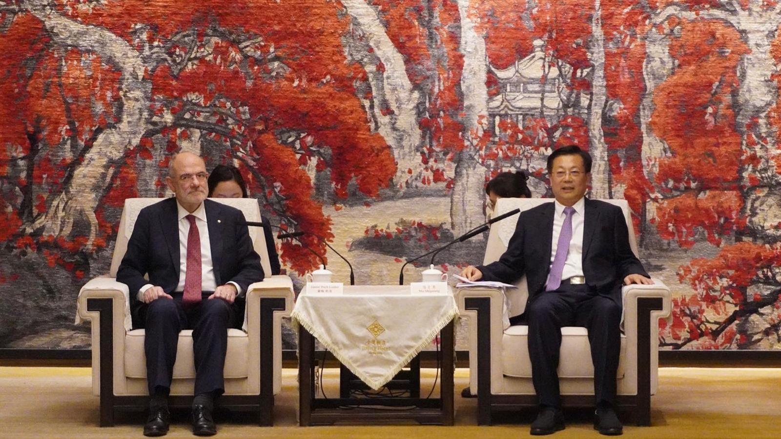 El consejero Jaume Duch se reúne con el vicegobernador de Jiangsu, Ma Shiguang.