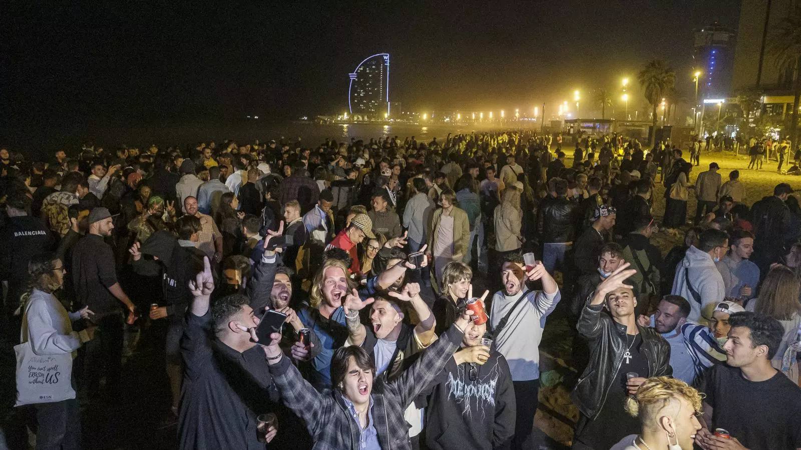 Joves haciendo 'bot ellón' en la playa de Barcelona, esta madrugada.