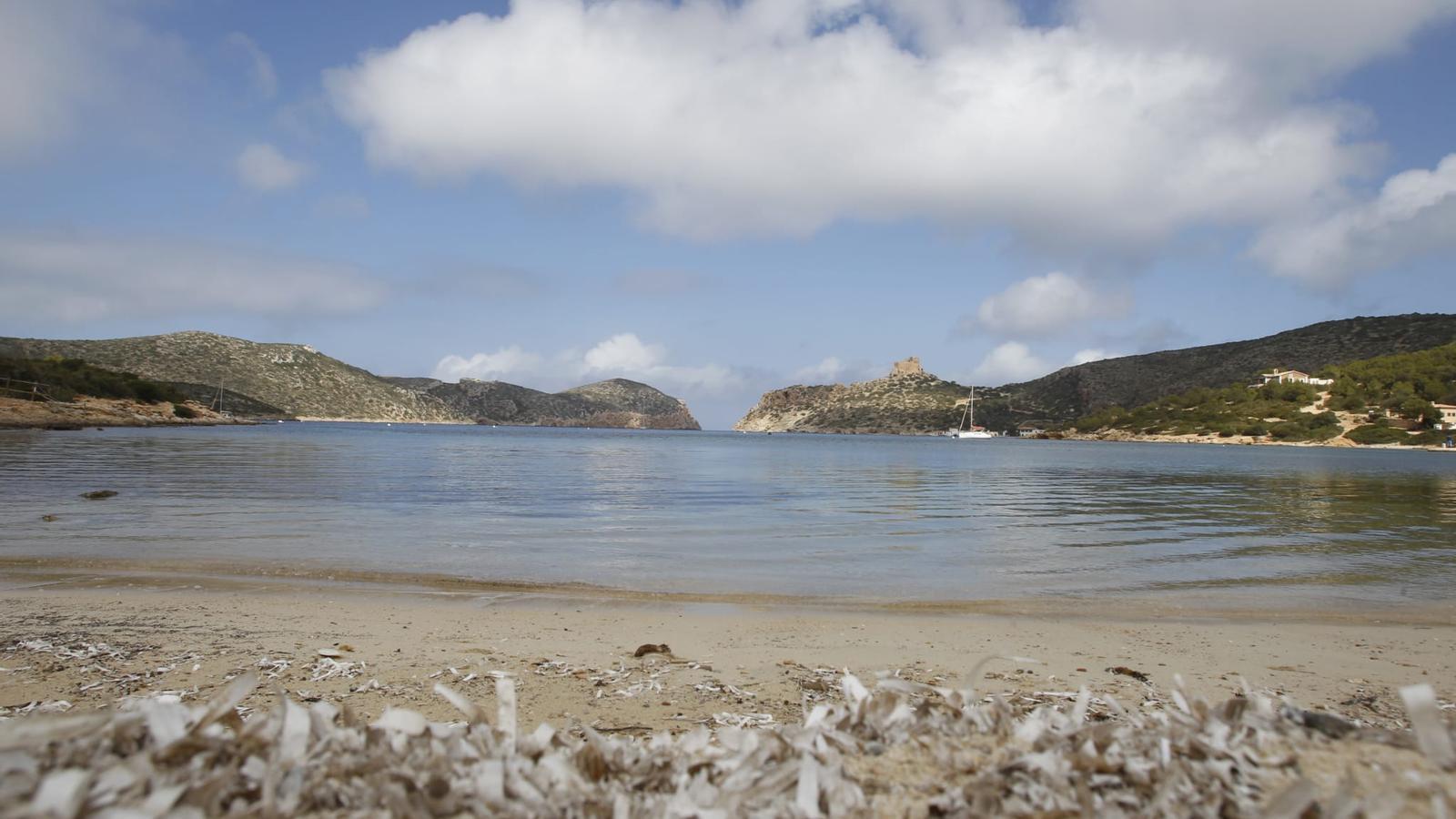 Vista de l'illa de Cabrera des de la platja de l'Espalmador.