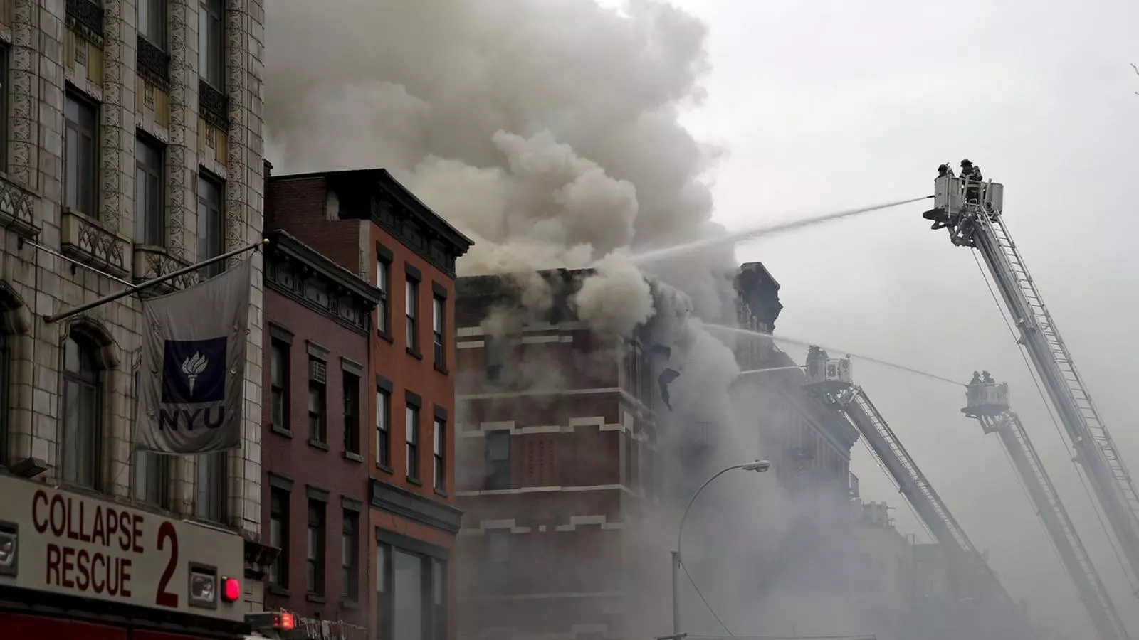 L'incendi que ha provocat l'ensorrament de l'edifici a Nova York / REUTERS