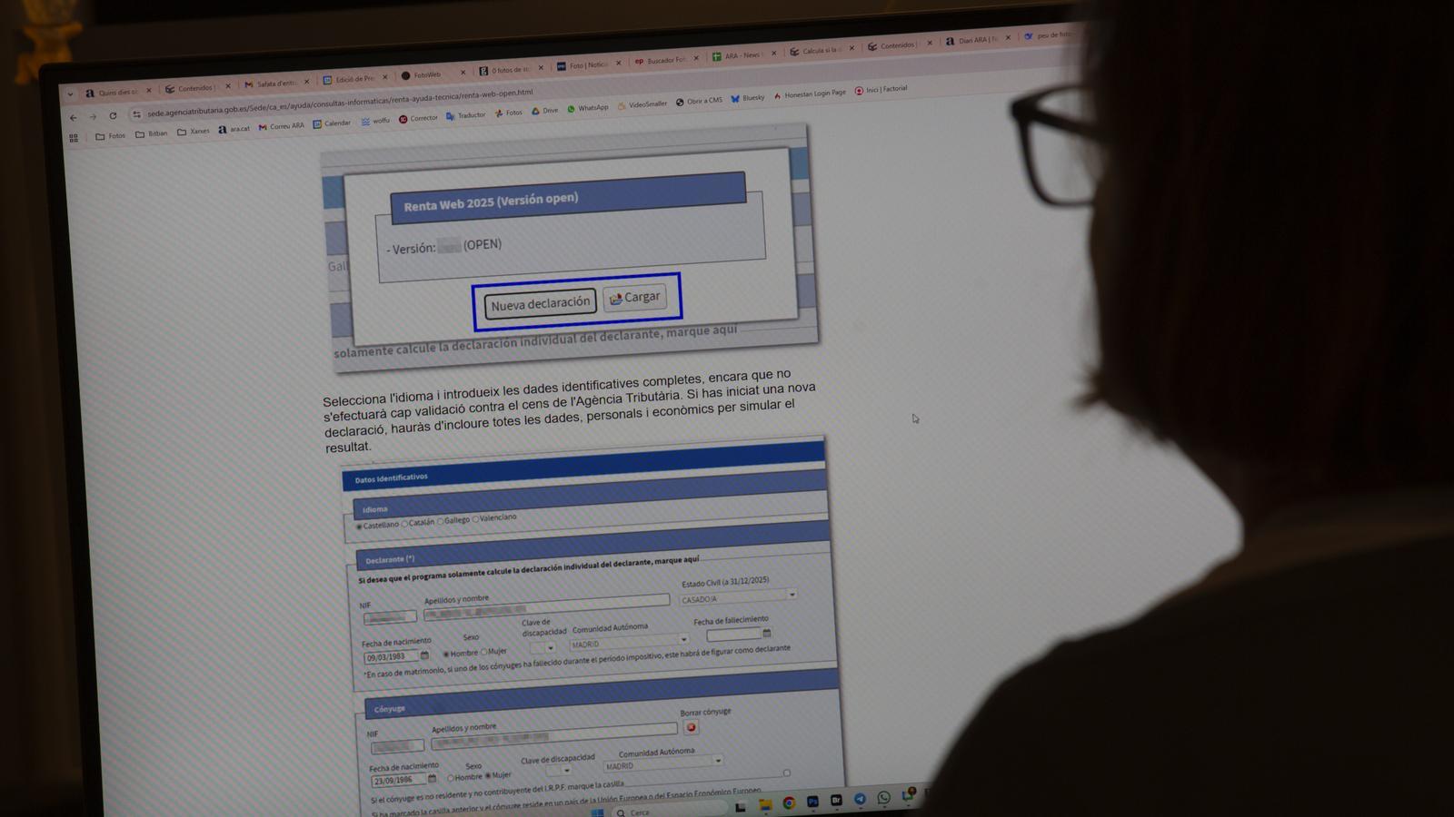 Una persona revisando su borrador de la Renta