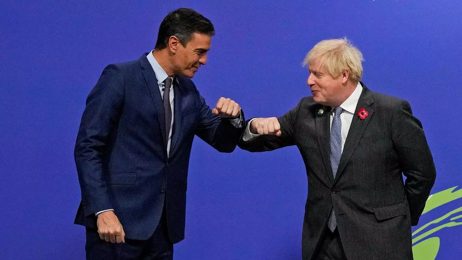 El president espanyol, Pedro Sánchez, se salua amb el primer ministre britànic, Boris Johnson, en la seva arribada a la cimera del clima de Glasgow