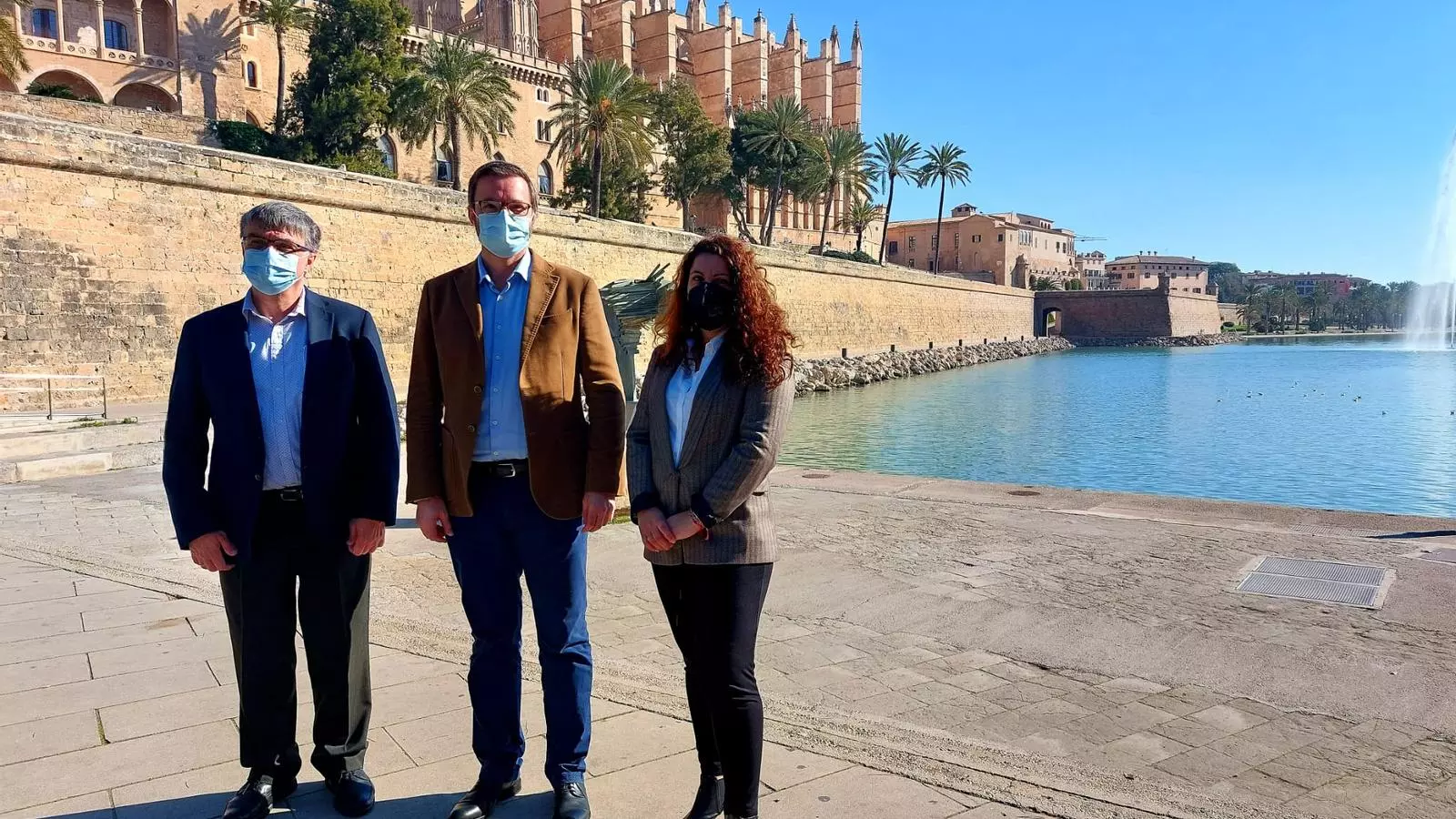 El regidor de Medi Ambient, Ramon Perpinyà, el batle, José Hila i la regidora d'Infraestructures i Accessibilitat, Angélica Pastor.