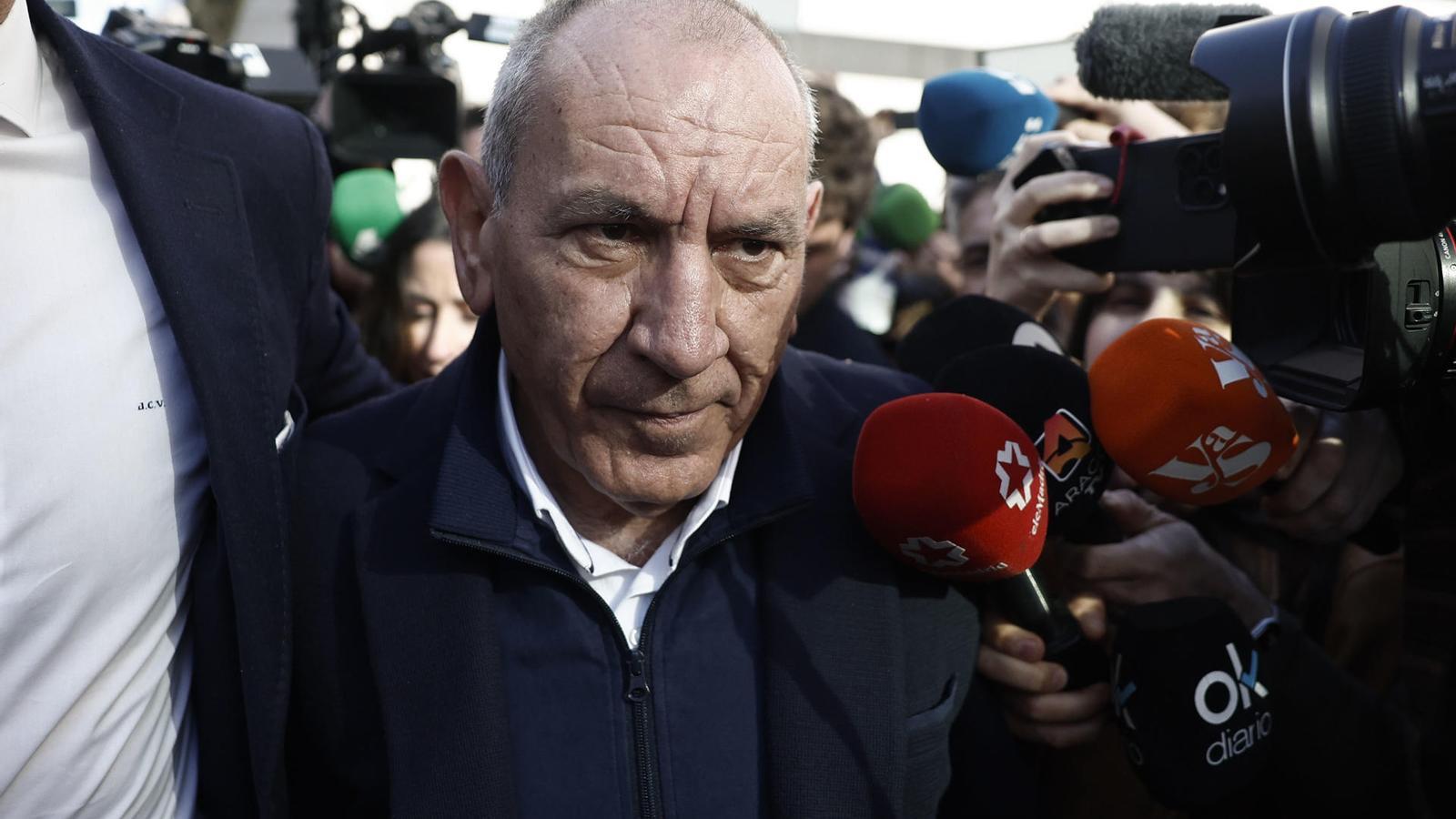 José Ángel González, rodeado de periodistas cuando ha llegado a los juzgados de Violencia sobre la Mujer de Madrid