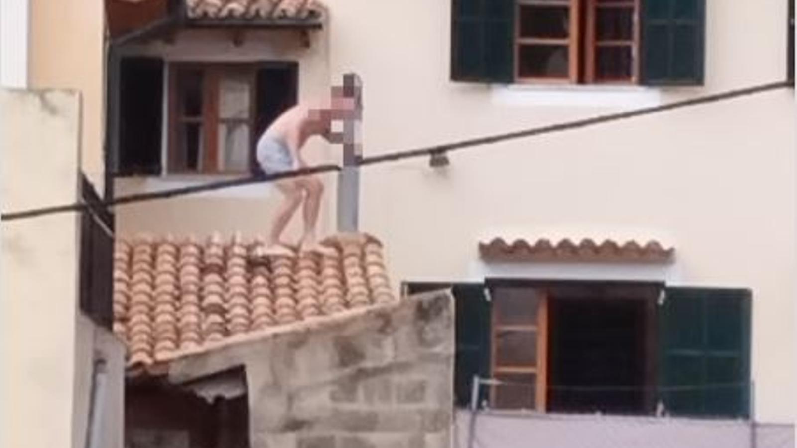 Ein Tourist springt vom Dach in den Pool eines Ferienhauses in Caimari.