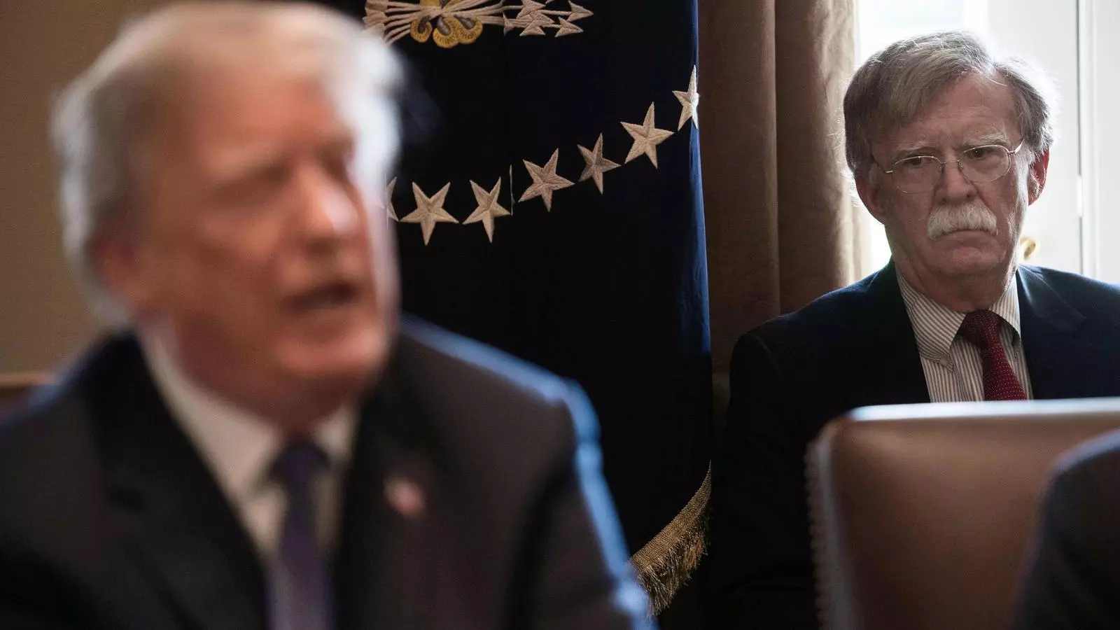 John Bolton, en segon pla, mira Donald Trump en una imatge d'arxiu.
