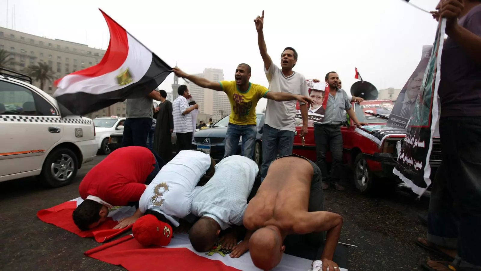 VICTÒRIA AUTOPROCLAMADA
Partidaris del candidat dels Germans Musulmans, Mohammed Mursi, celebrant ahir la victòria a la plaça Tahrir.