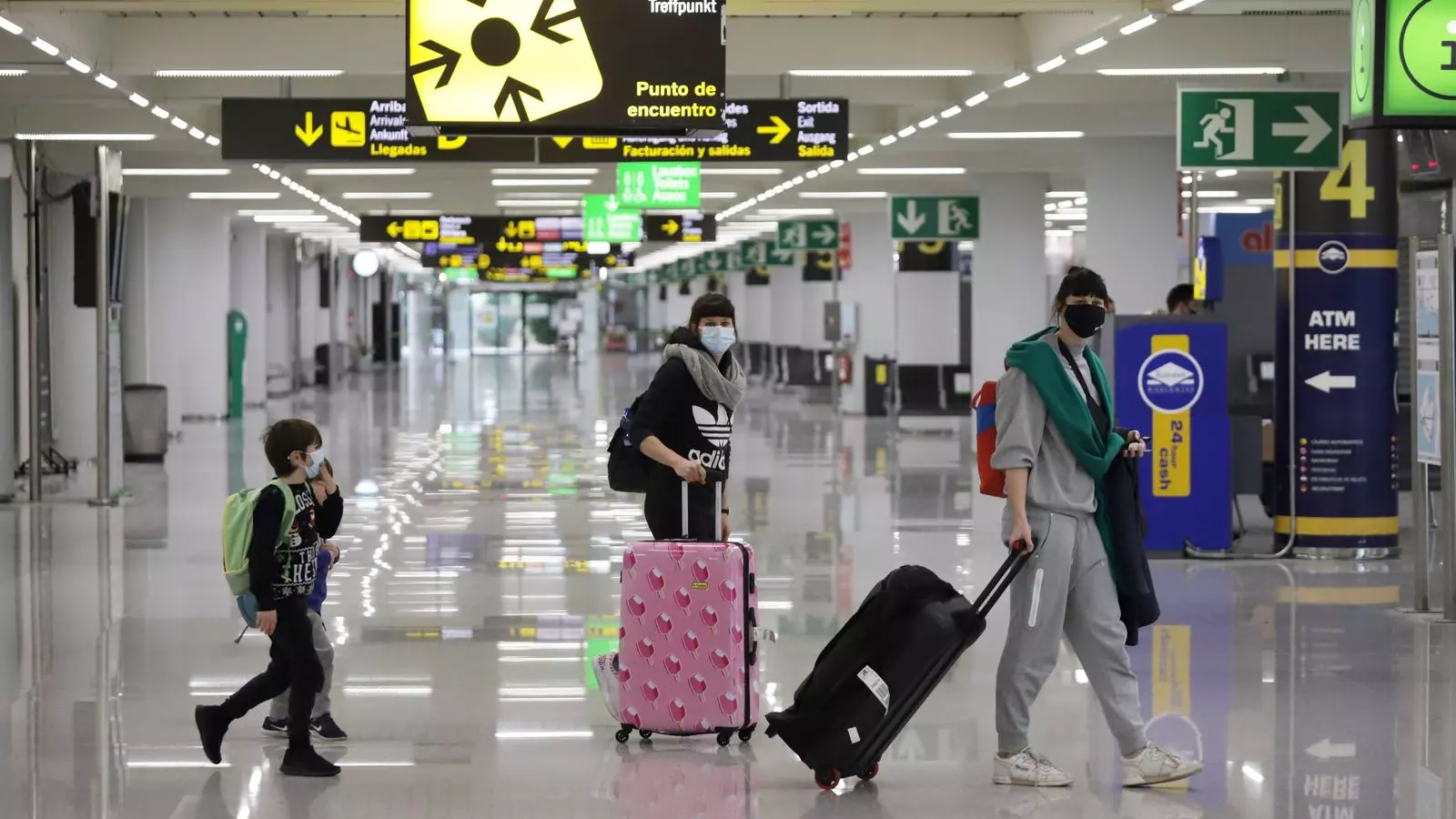 Imatge d'uns dels primers passatgers de la Península que han passat el control sanitari a l'Aeroport de Palma.