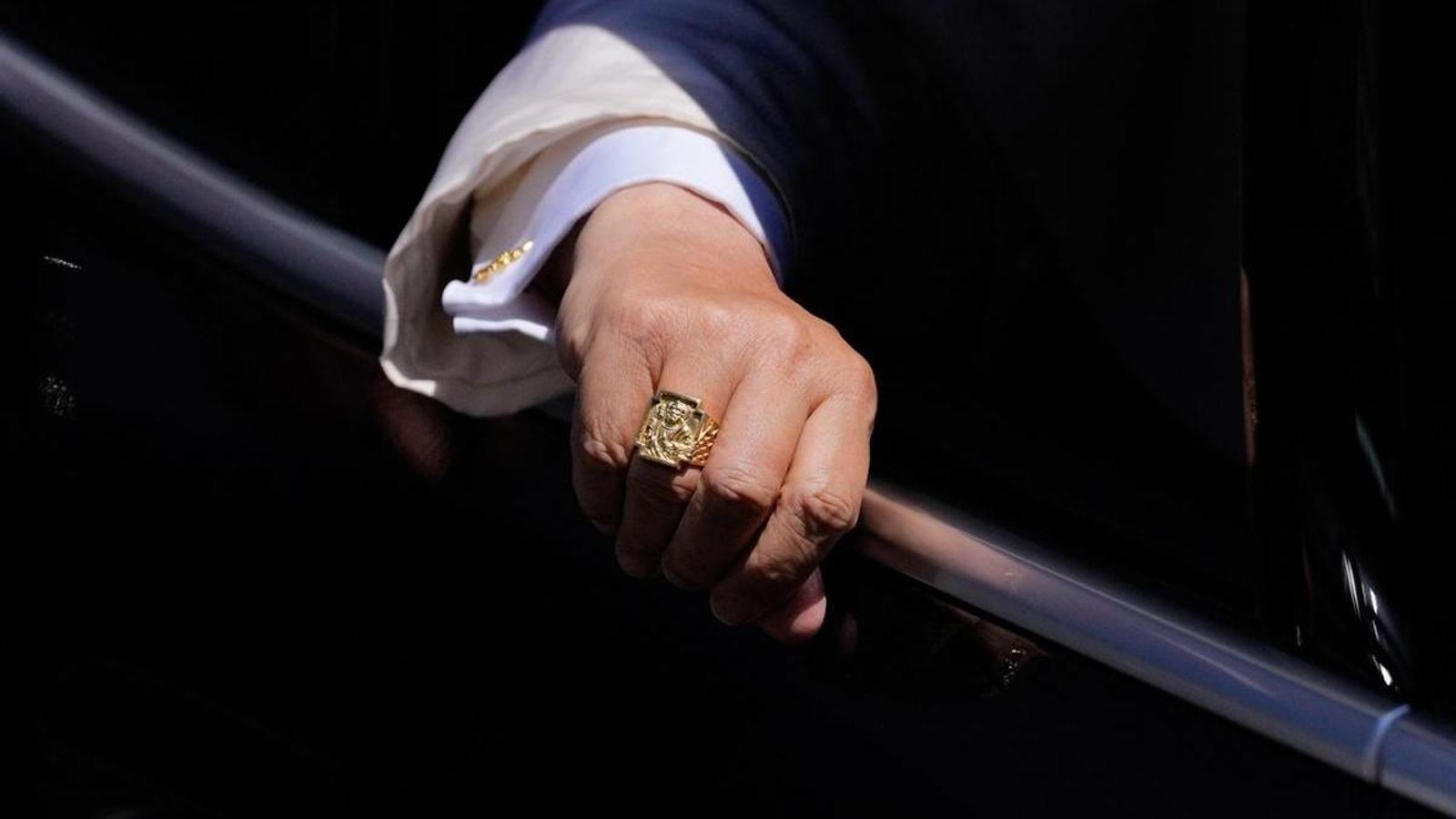 La mano derecha del papa León XIV, con el anillo del pescador, lunes en Madrid después de su parlamento al Congreso de Diputados.