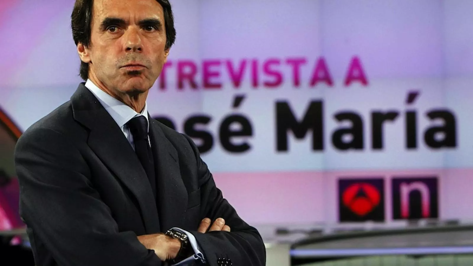 José María Aznar al plató d'Antena 3, abans de començar l'entrevista / EFE / KIKO HUESCA