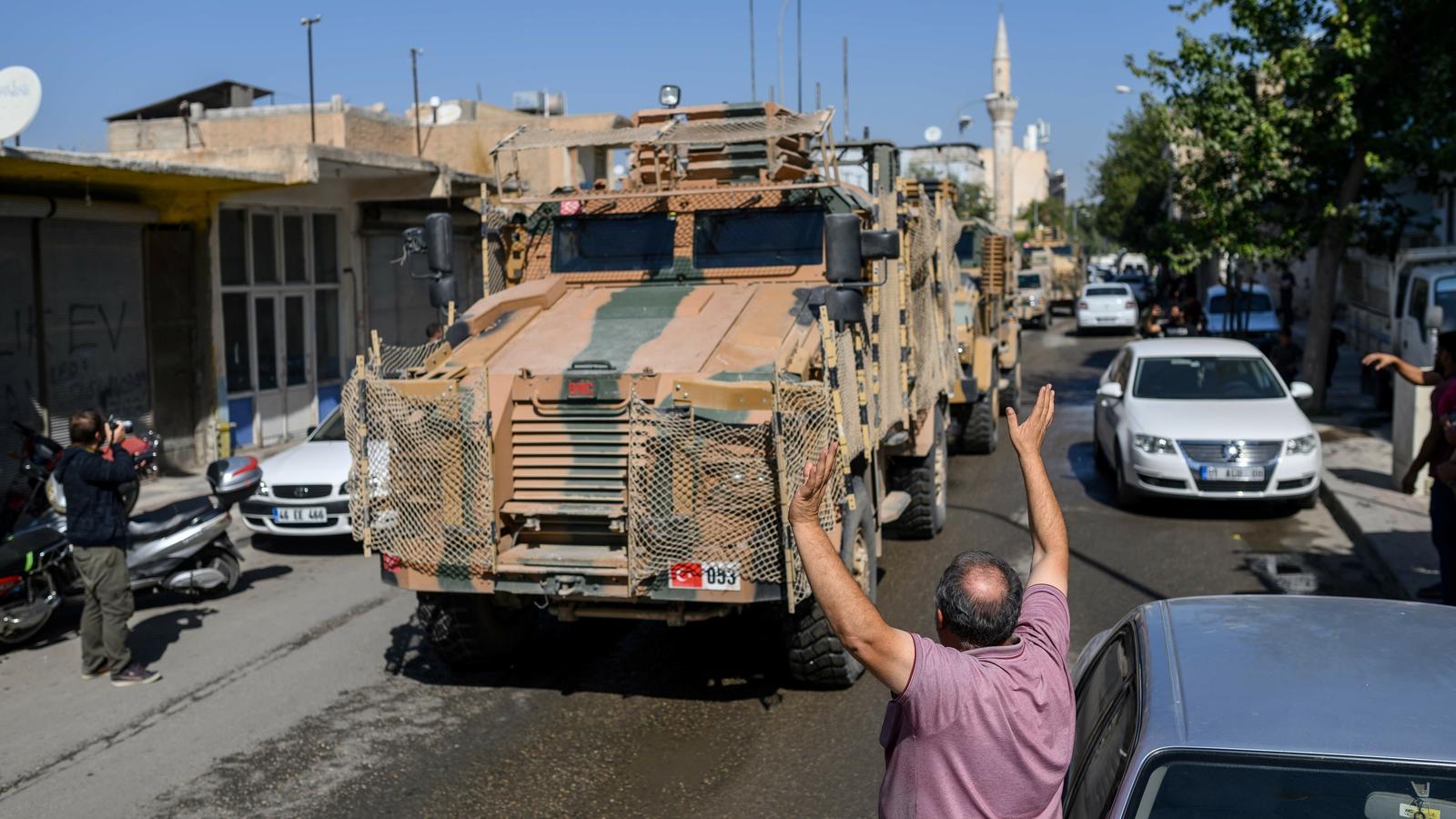 Tropes turques s'endinsen 30 quilòmetres en territori kurd de Síria després d'una nit de bombardejos.