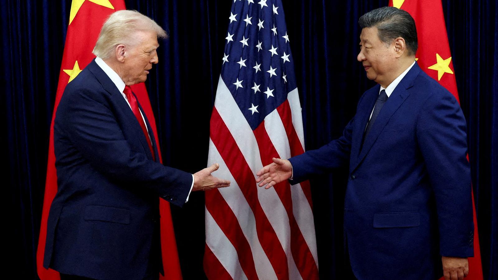 Donald Trump y Xi Jinping se dan la mano en una reunión bilateral en el aeropuerto internacional de Gimhae, en Corea del Sur, el 30 de octubre de 2025.