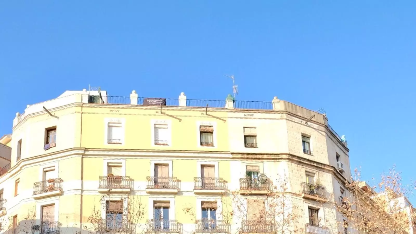 El bloc del número 163 del carrer Tamarit, on des de finals de desembre l'entresol està ocupat