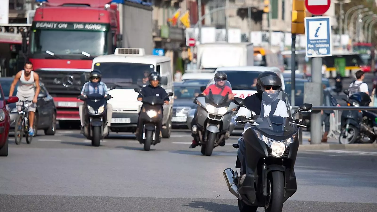 Una de cada quatre motos a Barcelona arrenca amb el semàfor encara en vermell, segons un estudi del RACC.