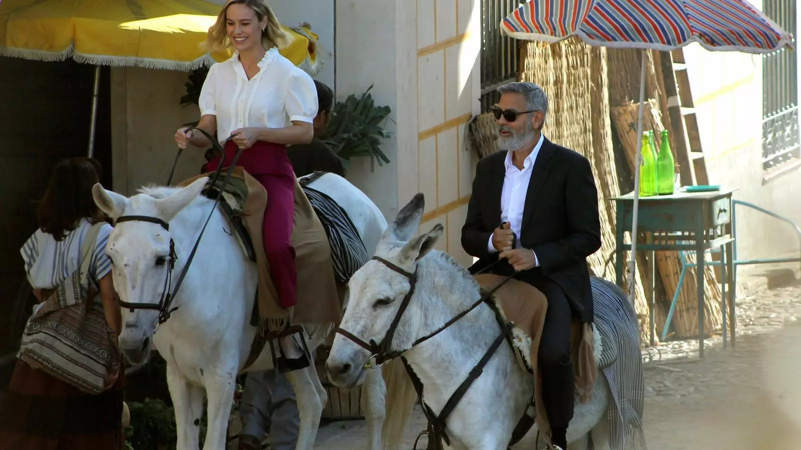 George Clooney amb Brie Larson passejant sobre un ruc per Navalcarnero