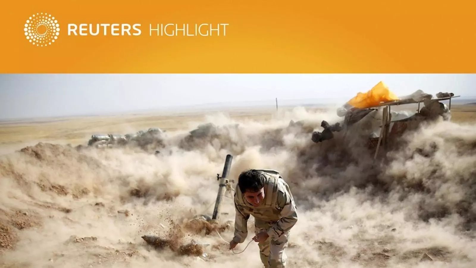 Un peshmerga es protegeix dels atacs dels jihadistes, al costat de Mossul. AHMED JADALLAH / REUTERS