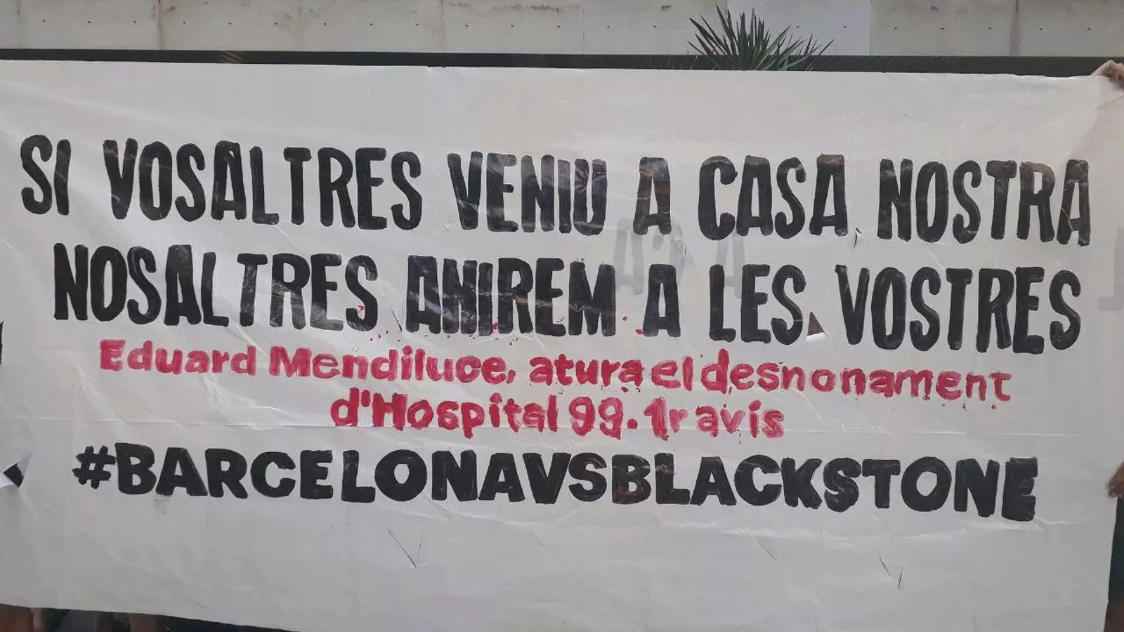 Els manifestants fent aquest vespre un 'escrache' al domicili del directiu de Blackstone