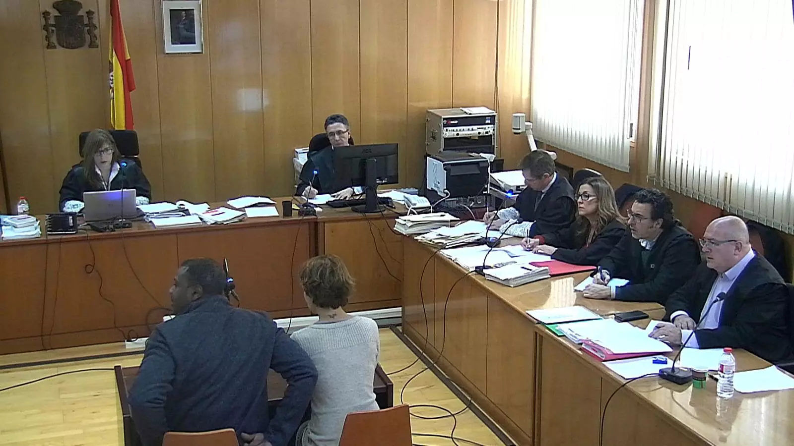 Declaració de l'acusat mentre mostra al jurat popular com tenia les mans lligades la víctima