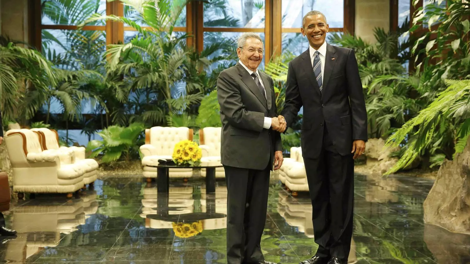 L'encaixada de mans entre Raúl Castro i Barack Obama a l'Havana