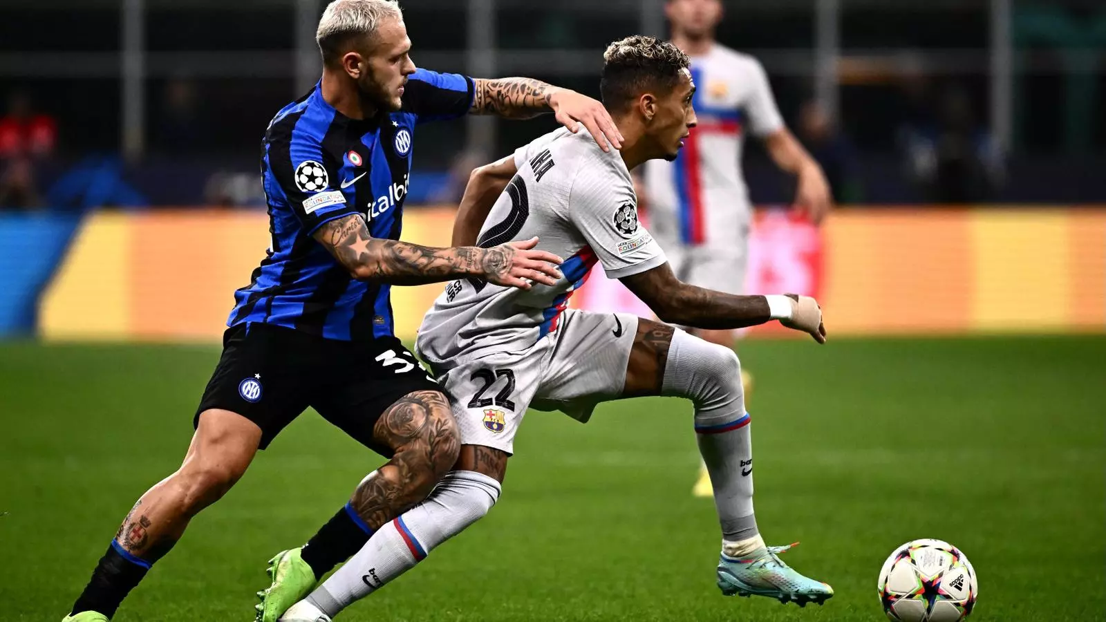 Raphinha intentant marxar d'un jugador de l'Inter.