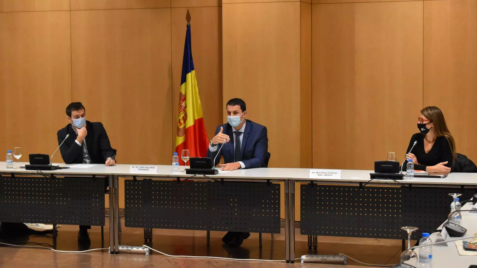 El ministre de Presidència, Economia i Empresa, Jordi Gallardo, encapçala la reunió amb els cònsols per explicar la candidatura d'Andorra a esdevenir reserva de la biosfera.