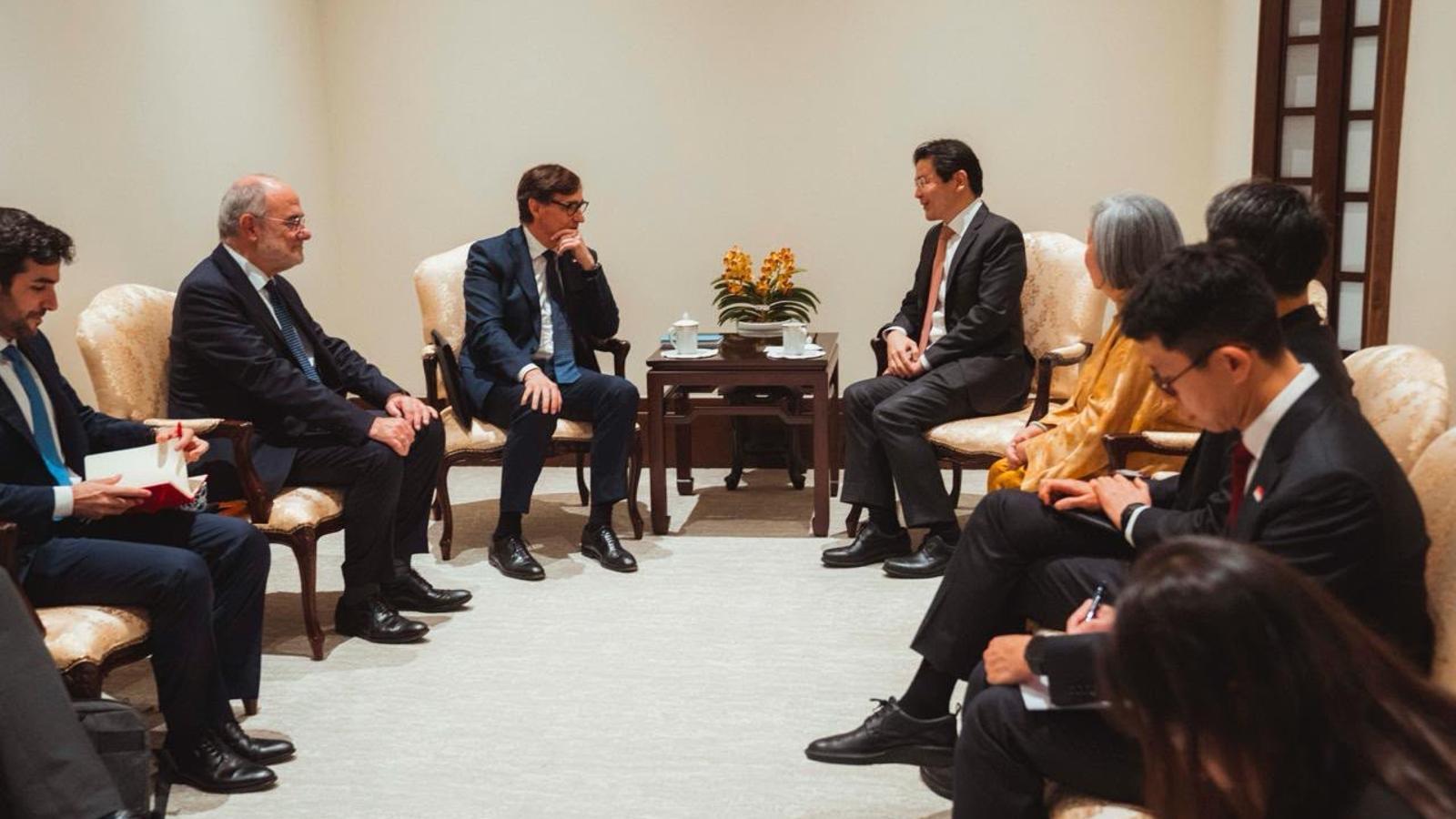 El presidente de la Generalitat, Salvador Illa, reunido con el primer ministro de Singapur, Lawrence Wong