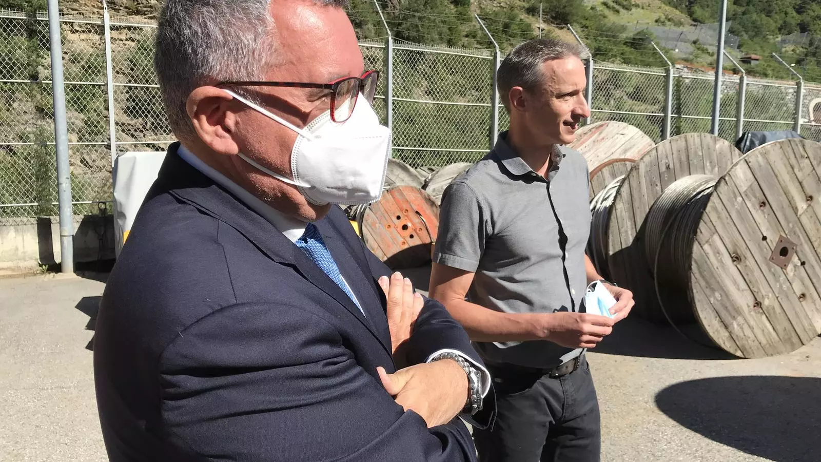 Albert Moles i Marc Calvet explicant les obres de la nova línia d'Alta Tensió.