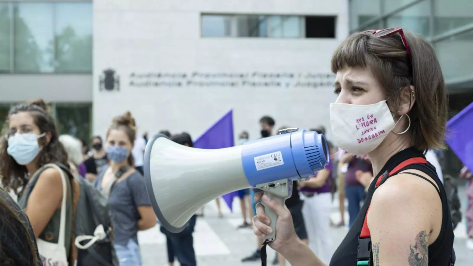 Concentració feminista a les portes de la Ciutat de la Justícia de València. / Cris Centeno