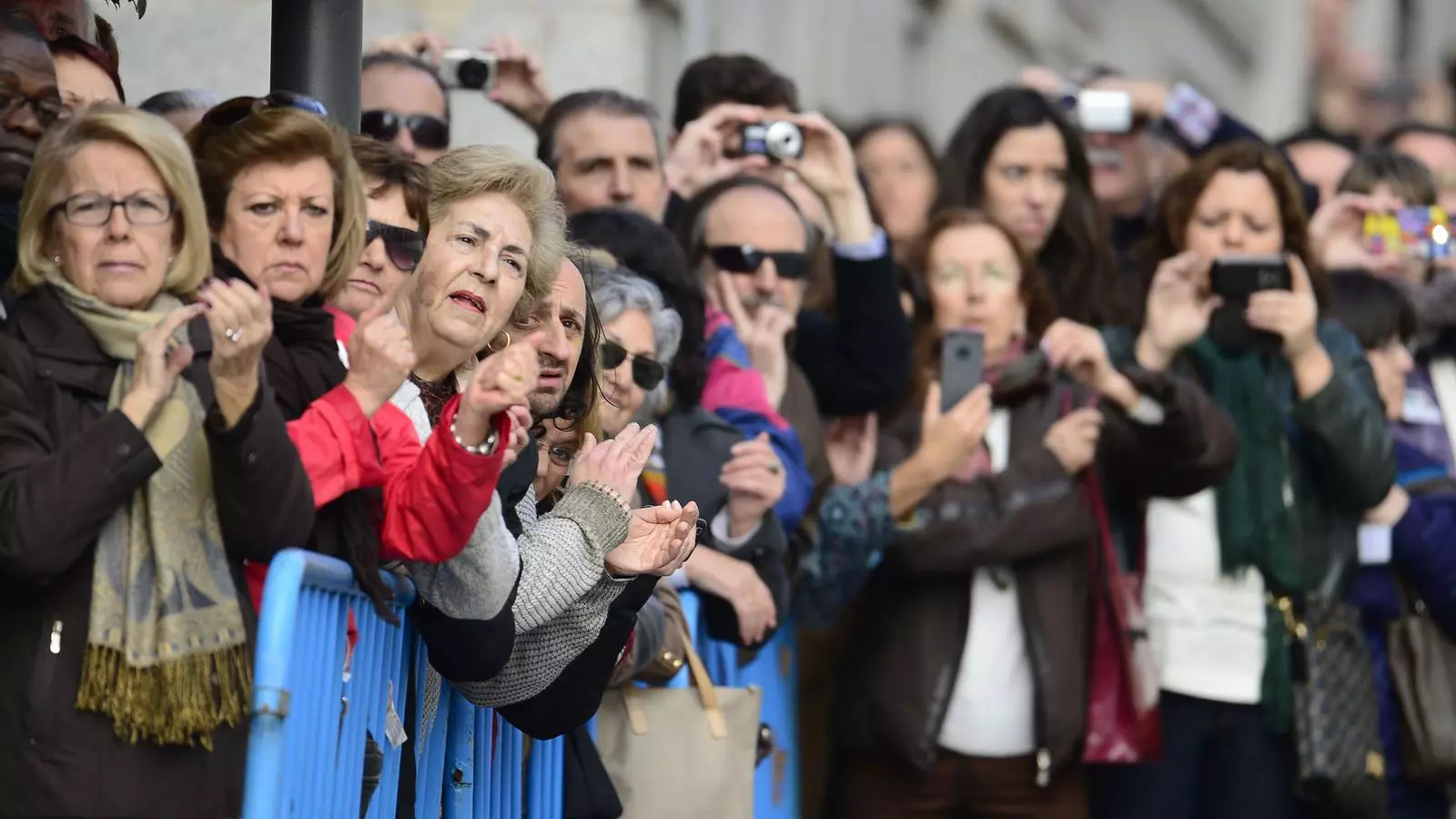 Milers de ciutadans fan cua als voltants del Congrés per retre homenatge a l'expresident del govern espanyol, Adolfo Suárez / AFP