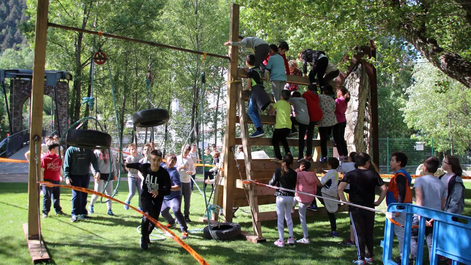 Els escolars d'Encamp superen els obstacles de l'Spartan Race Kids./ T.N. (ANA)