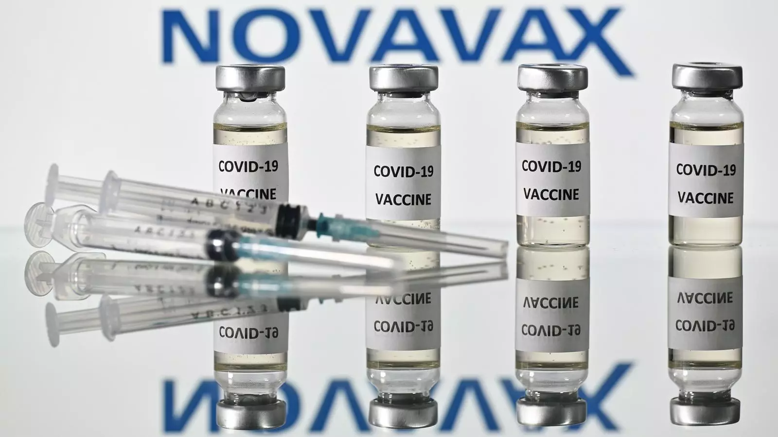 Una representación de viales de la potencial vacuna de Novavax