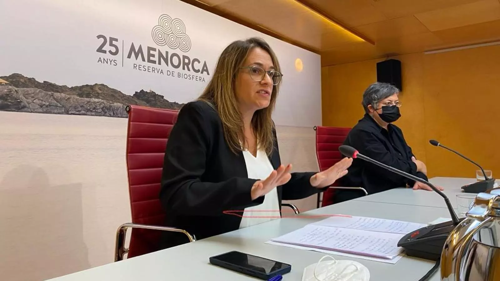 Susana Mora i Cristina Gómez a la roda de premsa d'aquest dilluns.