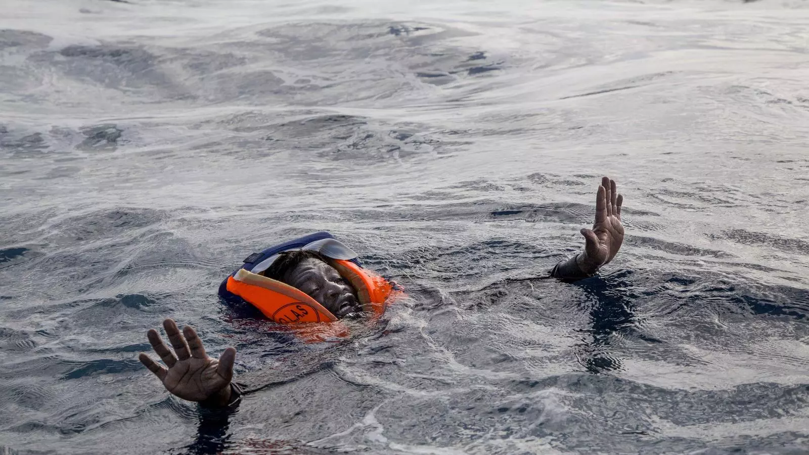 Un home és rescatat després del naufragi de la pastera en què provava d'arribar a la costa italiana.