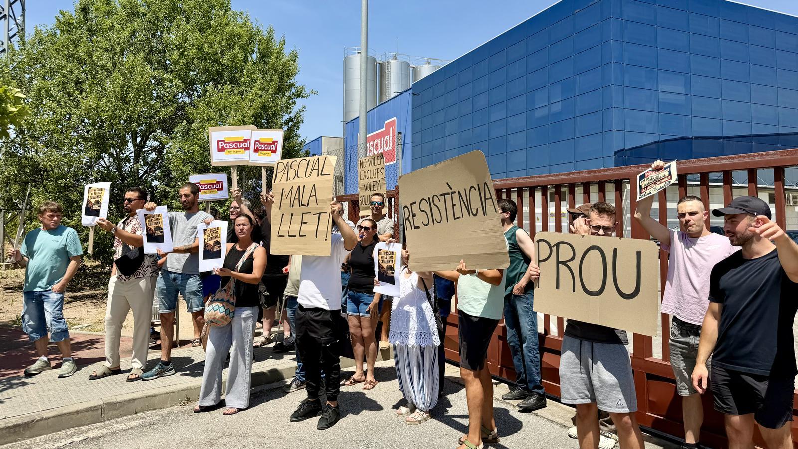Trabajadores de Pascual ante la sede de Gurb.