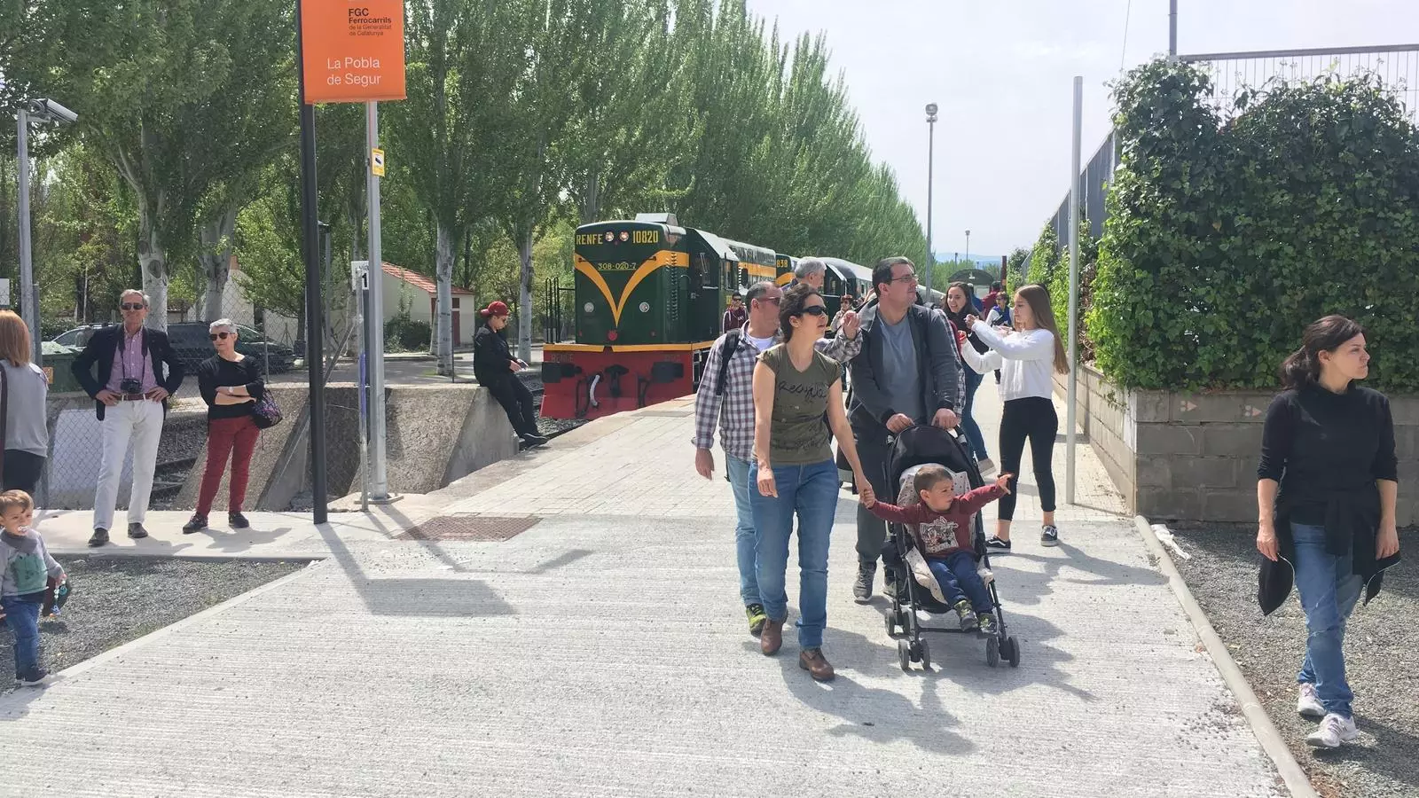 Usuaris del Tren dels llacs arribant a la Pobla de Segur. / G.L.