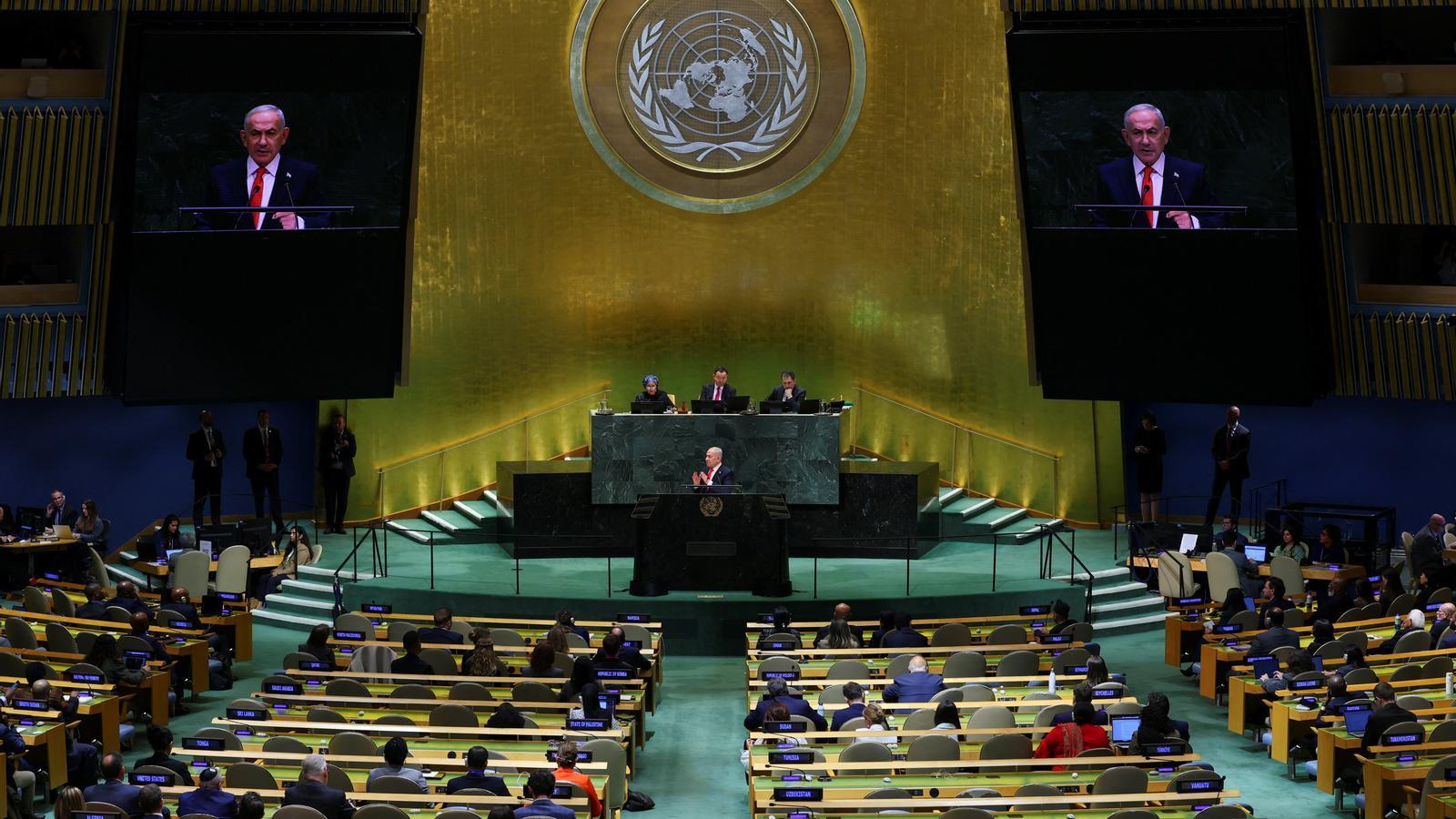 El primer ministro de Israel, Benjamin Netanyahu, se dirige a la 81a Asamblea General de la ONU en una sala vacía después de que varios países abandonaran el pleno al inicio de su intervención.