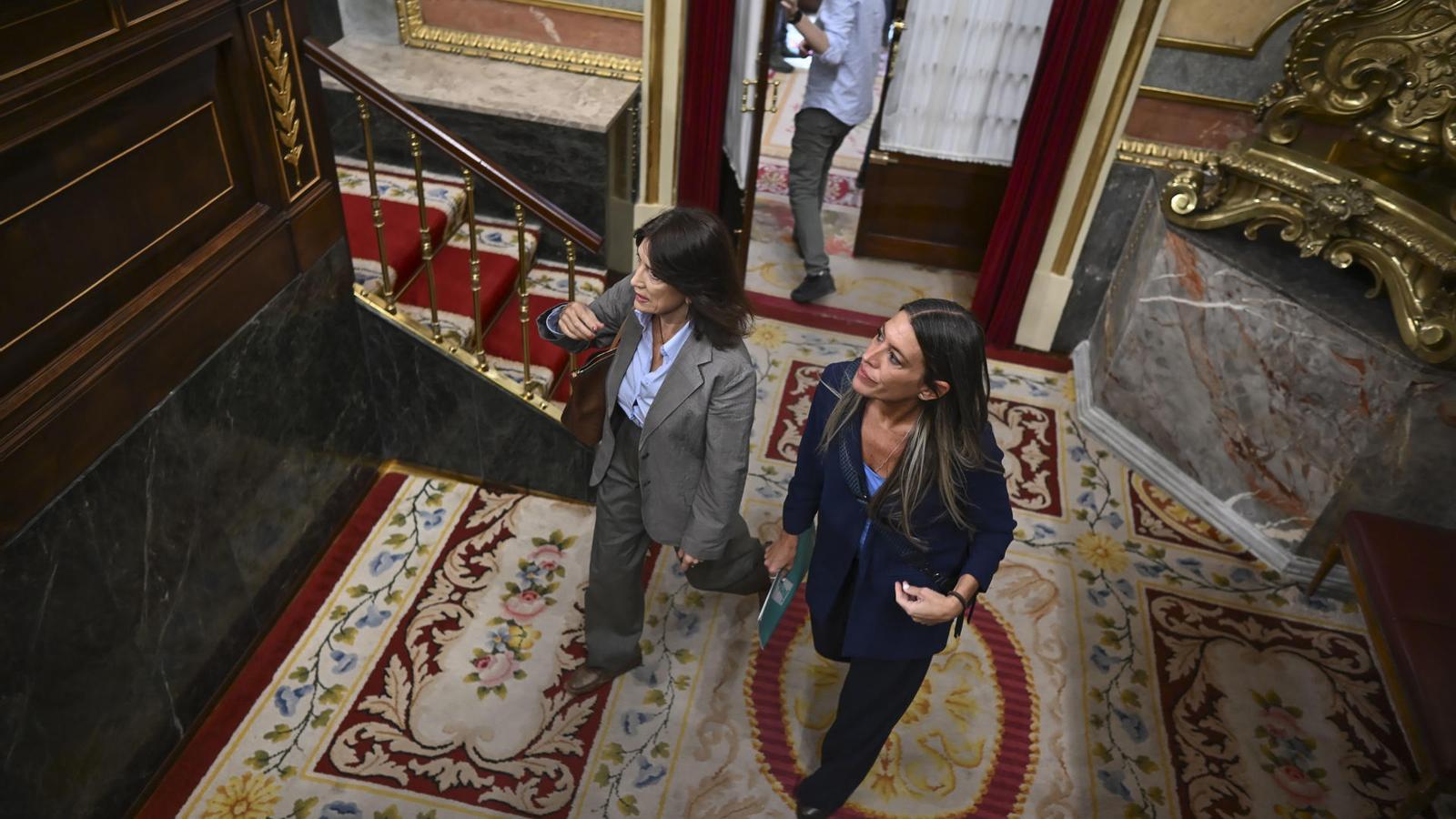 The spokesperson for Junts in Congress, Míriam Nogueras, enters the hemicycle with deputy Pilar Calvo