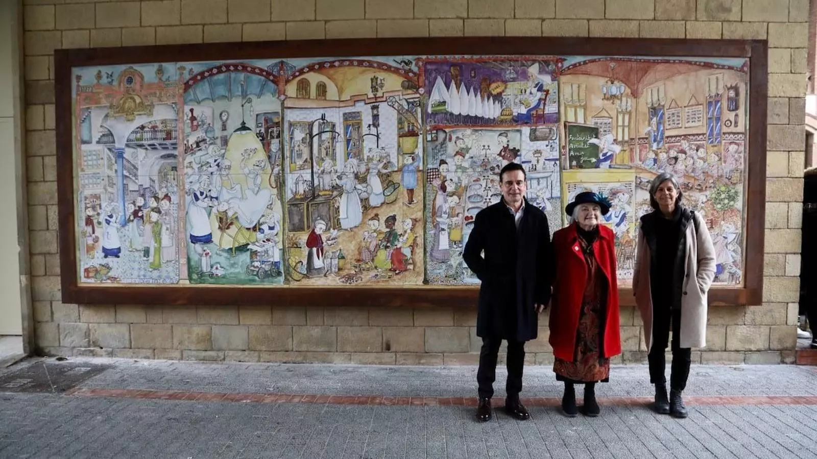 Pilarín Bayés al davant del mural