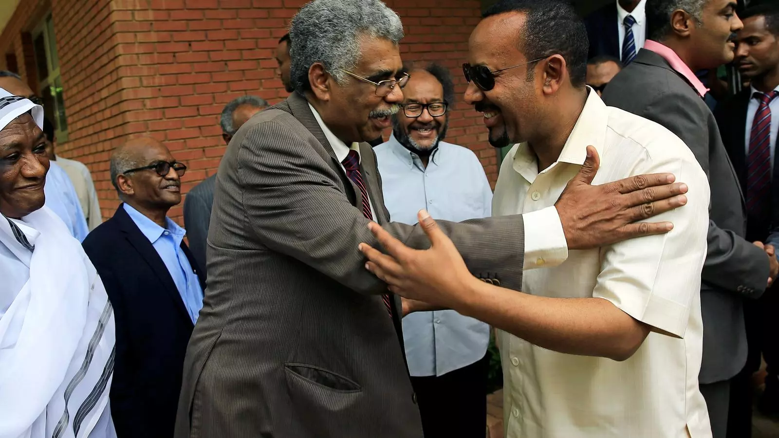 El primer ministre etíop Abiy Ahmed (dreta) es reunia amb representants de l'oposició divendres 7 de juny.