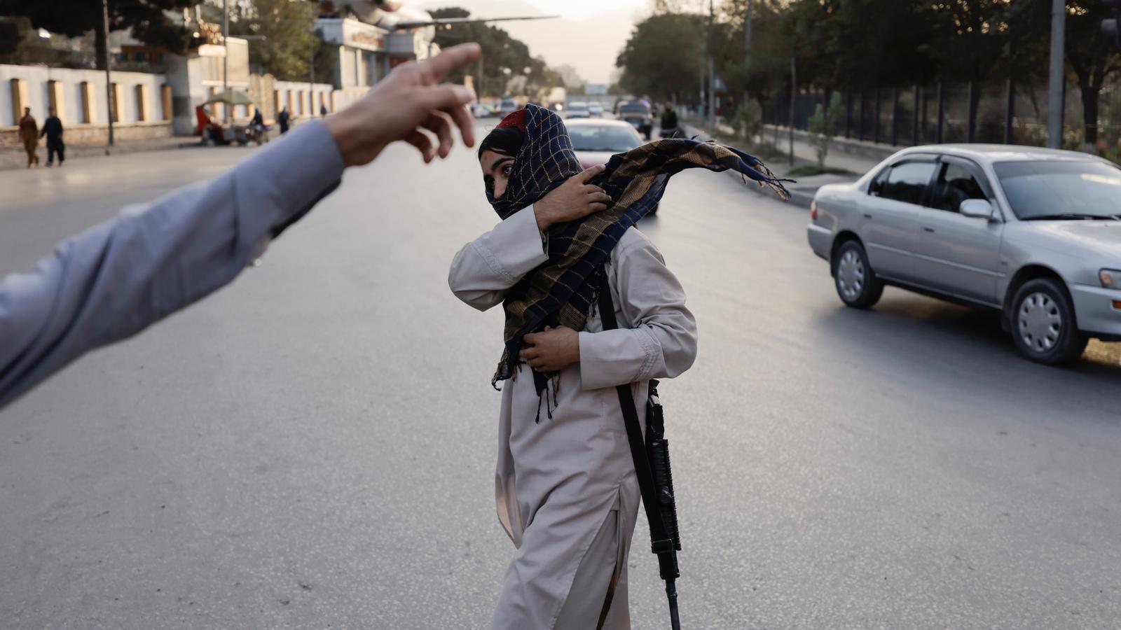 Un talibà camina per un punt de control després que una explosió matés diverses persones en una mesquita de Kabul.