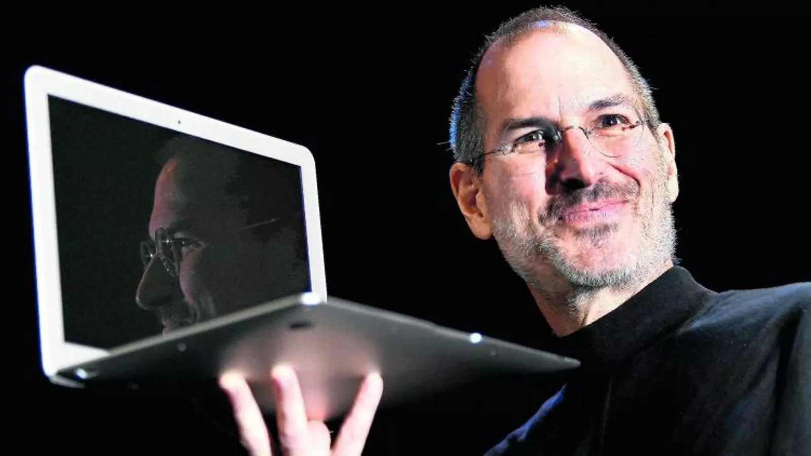 Guru Steve Jobs s'implica a fons en el disseny del producte. Li devem la desaparició del disquet dels ordinadors.