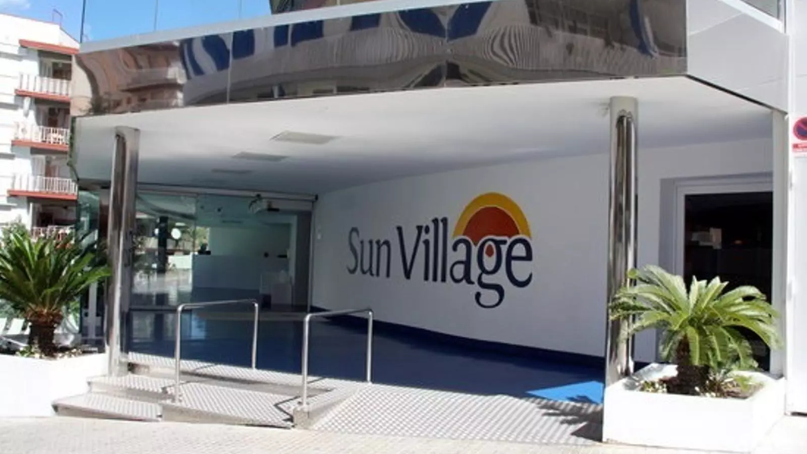 L'hotel Sun Village de Lloret de Mar, tancat després que li tallessin la llum